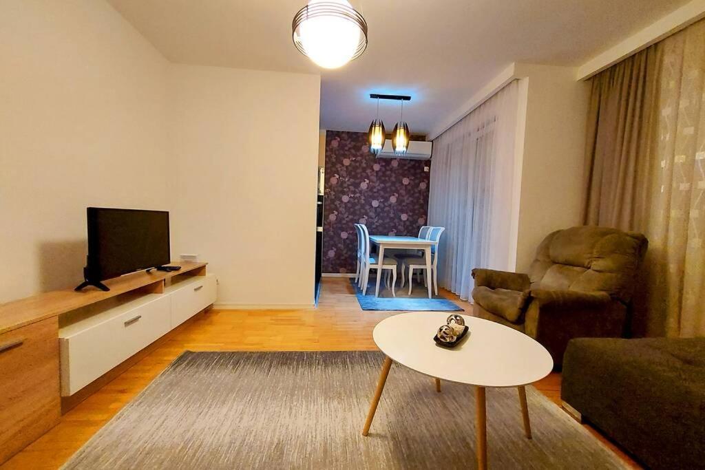 Apartment 13C Pristina Buitenkant foto
