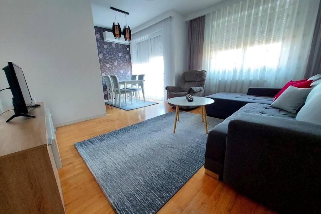Apartment 13C Pristina Buitenkant foto
